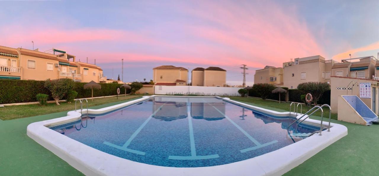 Holiday House Torrevieja Eksteriør bilde